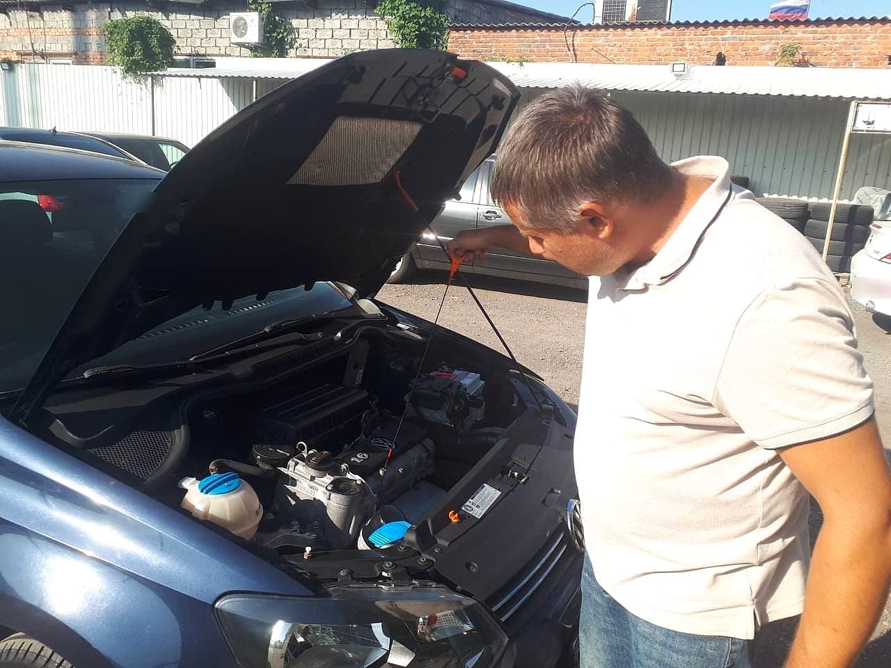 Сотрудник «АВТОЛОГИКА» осматривает двигатель автомобиля перед выкупом